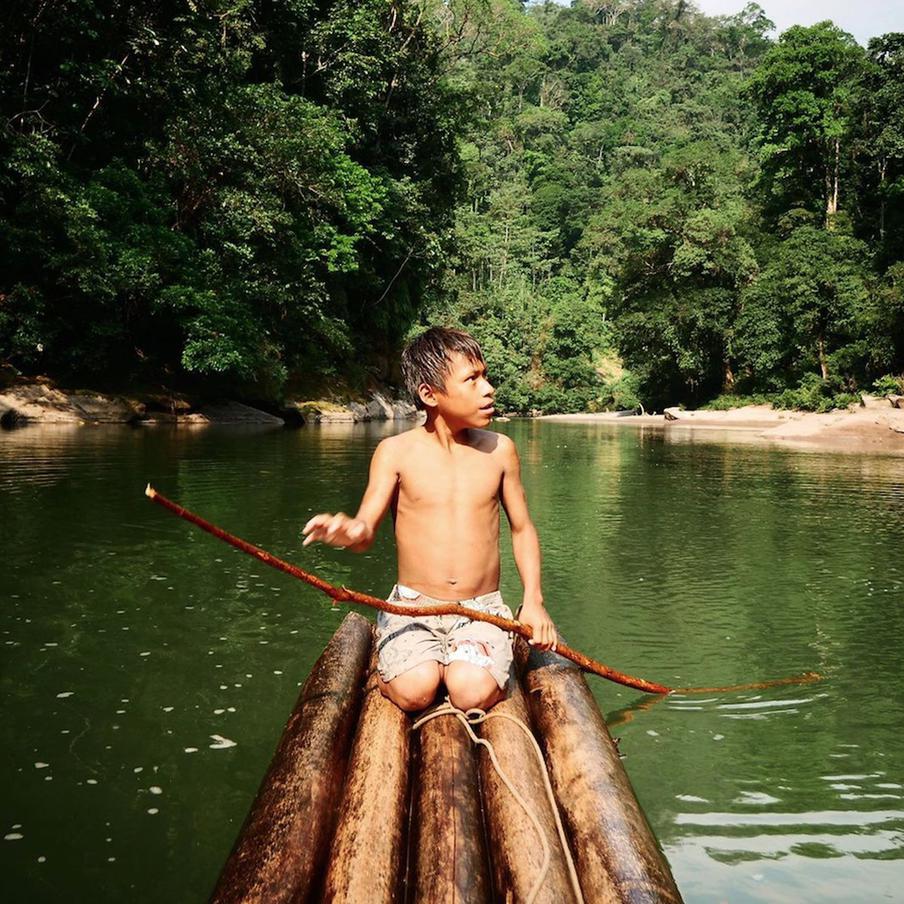 Мальчик на плоту.