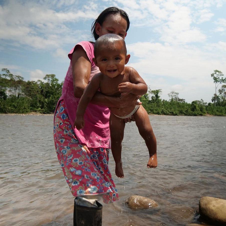 Надя – 31–летняя мать троих детей и жена главы деревни. С ней подружилась Елена.