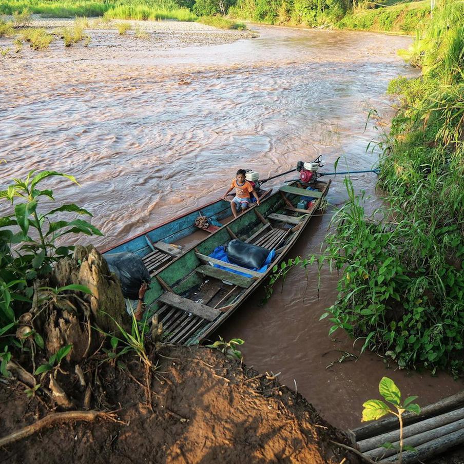Лодки – главный транспорт для деревень Амазонии, а река – и божество, и дорога одновременно.