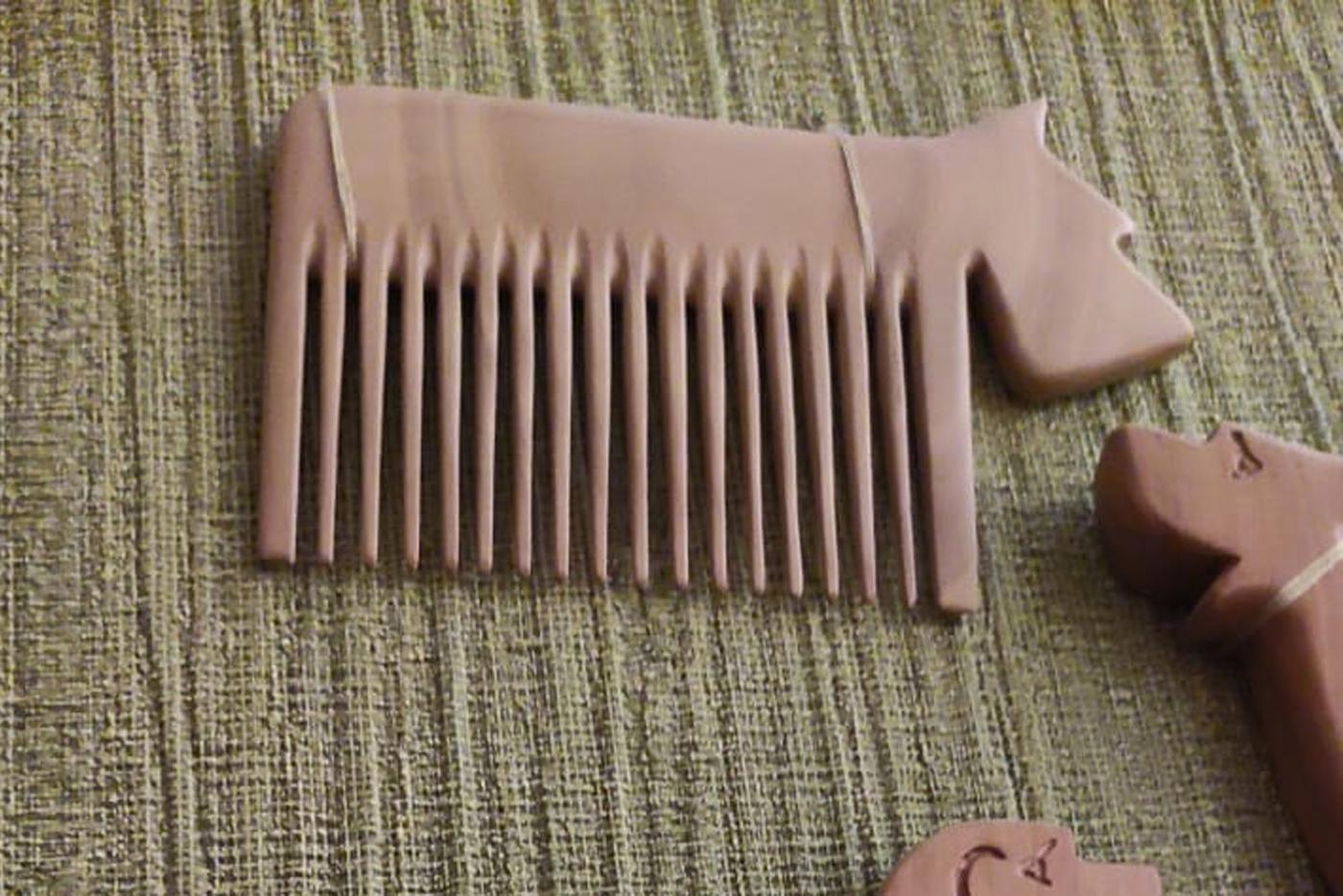 Расчесок с собачками в коллекции Елены немало.