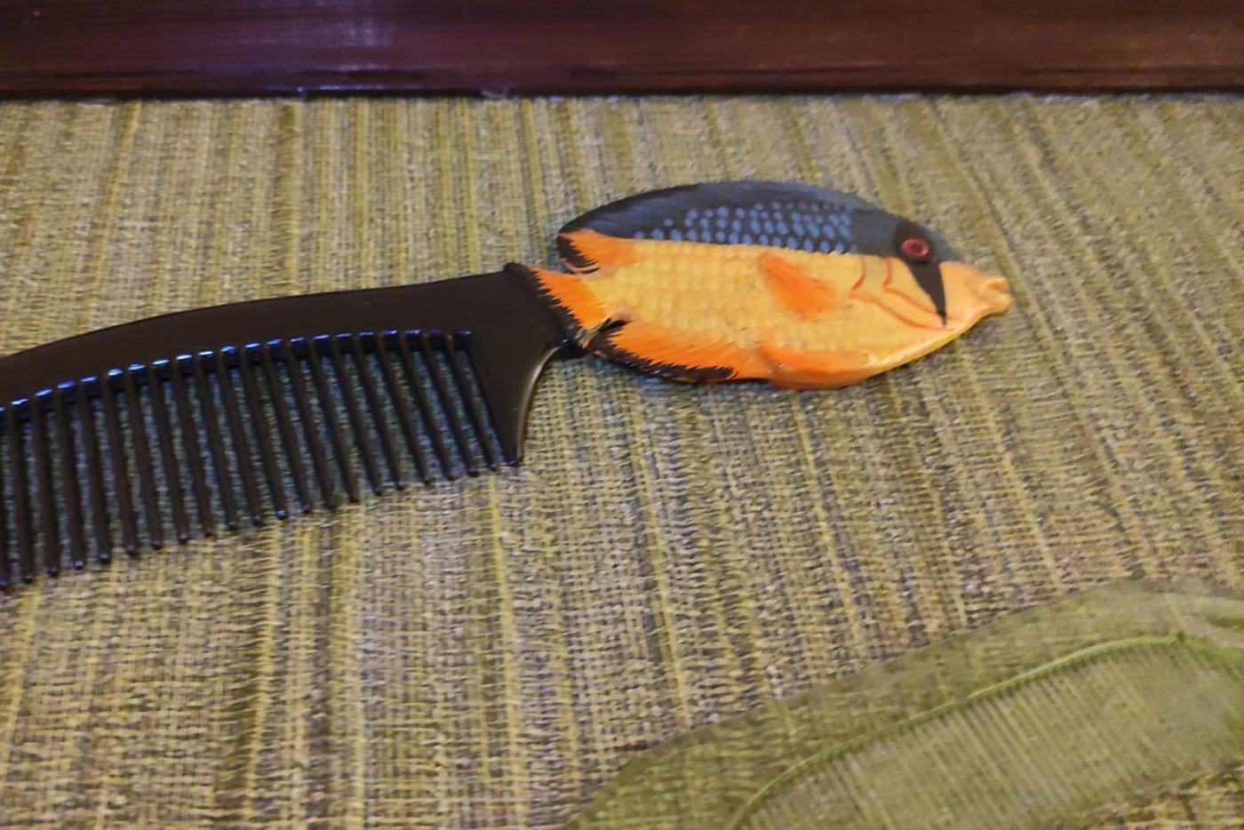 Расческа с рыбкой.