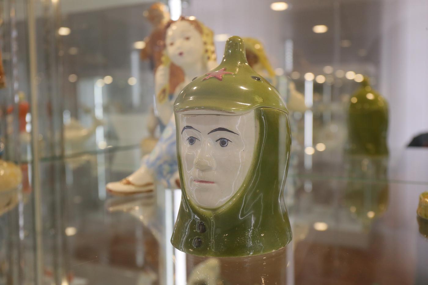 Фарфоровая голова солдата в "буденовке".