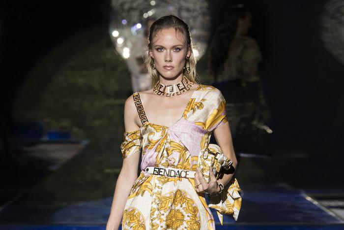 Что произошло на показах сезона весна-лето – 2022. Взгляните на "Фендаче", новую серию "Симпсонов" и петлю на шее