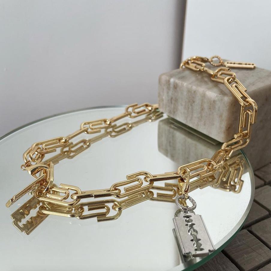 Чокер On the Edge из фактурной цепи в виде скрепок со стилизованными лезвиями.