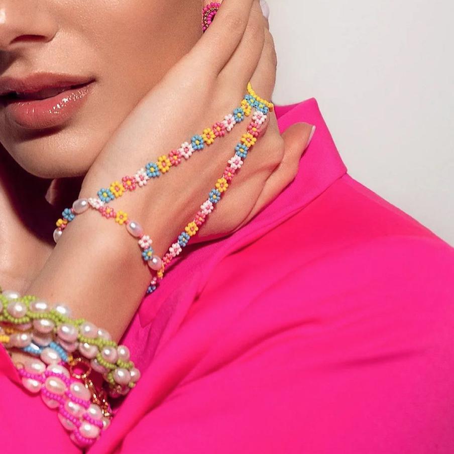 Браслеты ручного плетения из жемчуга и яркого бисера.