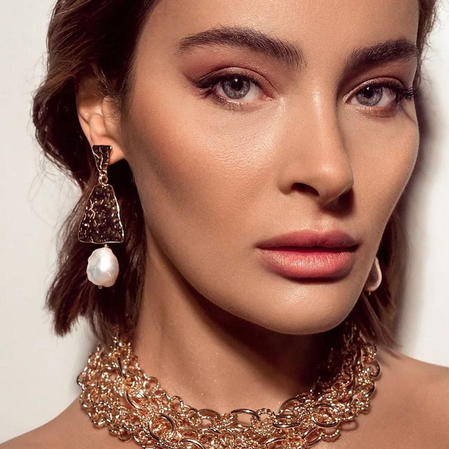 Серьги из коллекции Barocco и колье, собранное вручную из цепочек.