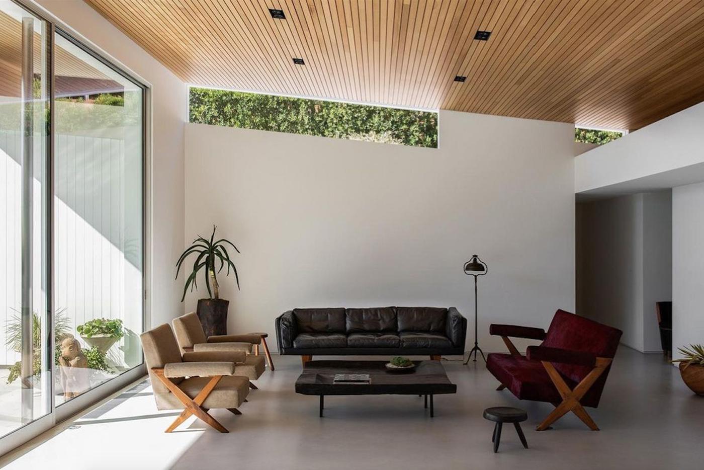 Дом Роузи Хантингтон-Уайтли обставлен в стиле Midcentury Modern.