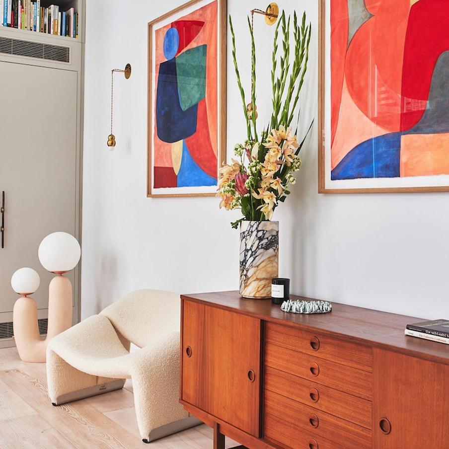 Стены украшают необычные светильники и яркие абстрактные картины.