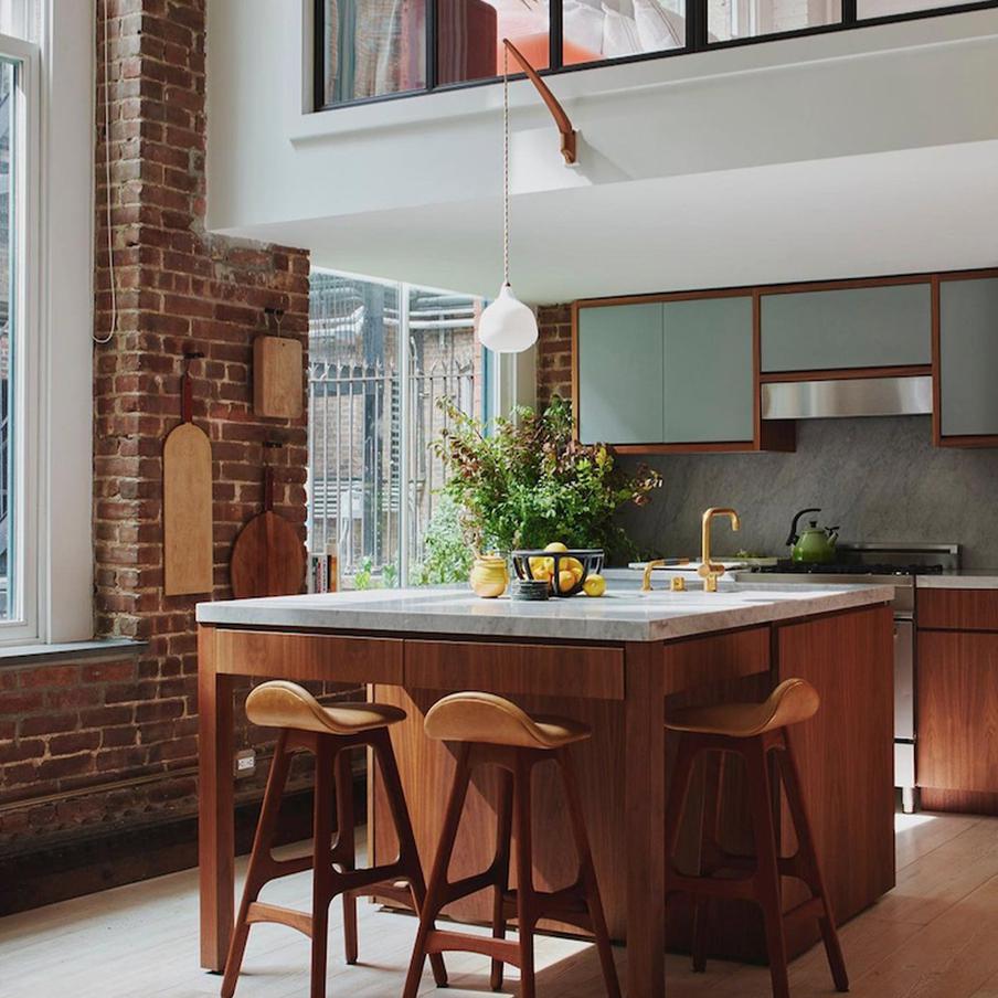 На первом уровне находится кухня-гостиная.