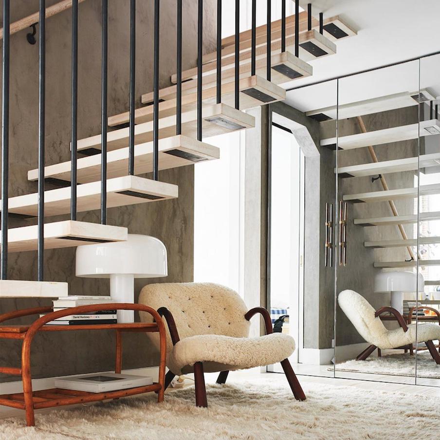 Лестница не "съедает" пространство, потому что крепится на потолке.