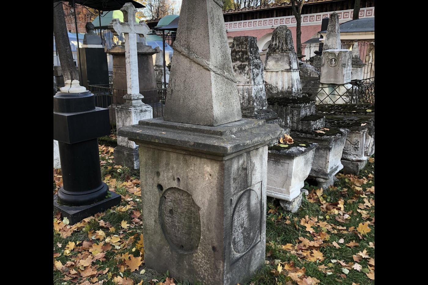 Ложная могила Салтычихи.