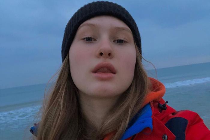 Юные российские волейболистки выиграли чемпионат мира впервые за 28 лет. Фанаты преследовали автобус чемпионок до отеля, а после игр просили автографы