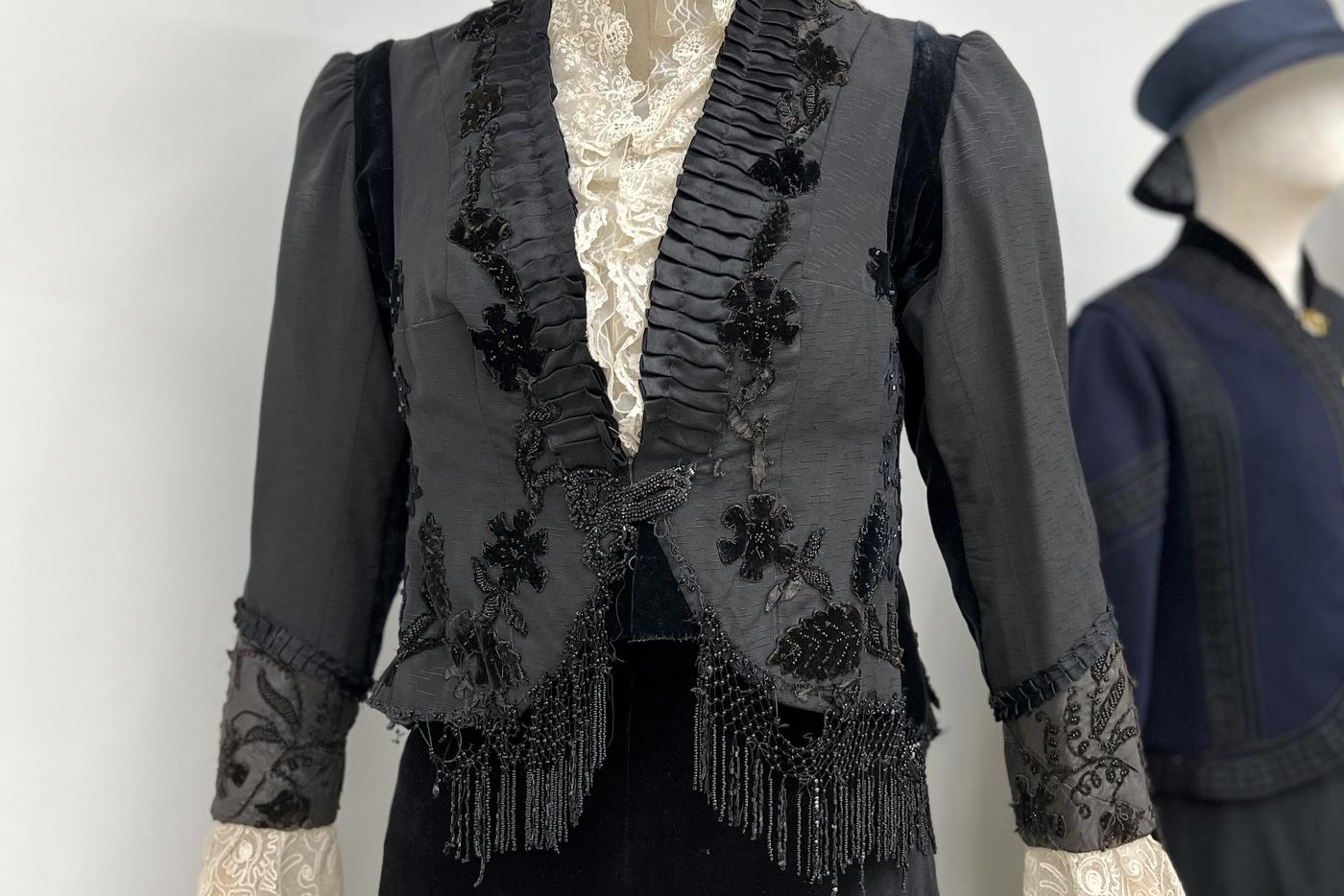 Жакет из шерсти, расшитый бисером.