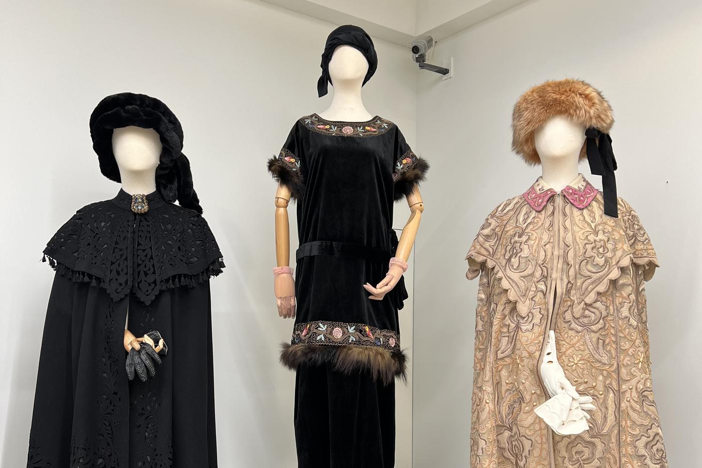 Дамская накидка, платье и ротонда.