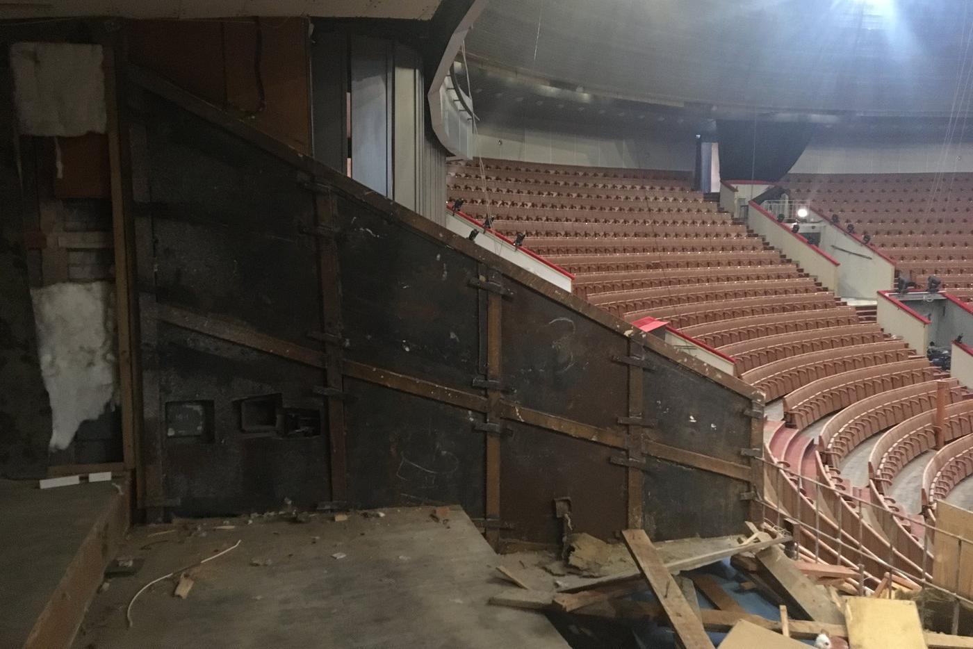 Ложу Брежнева защищали металлические пластины.