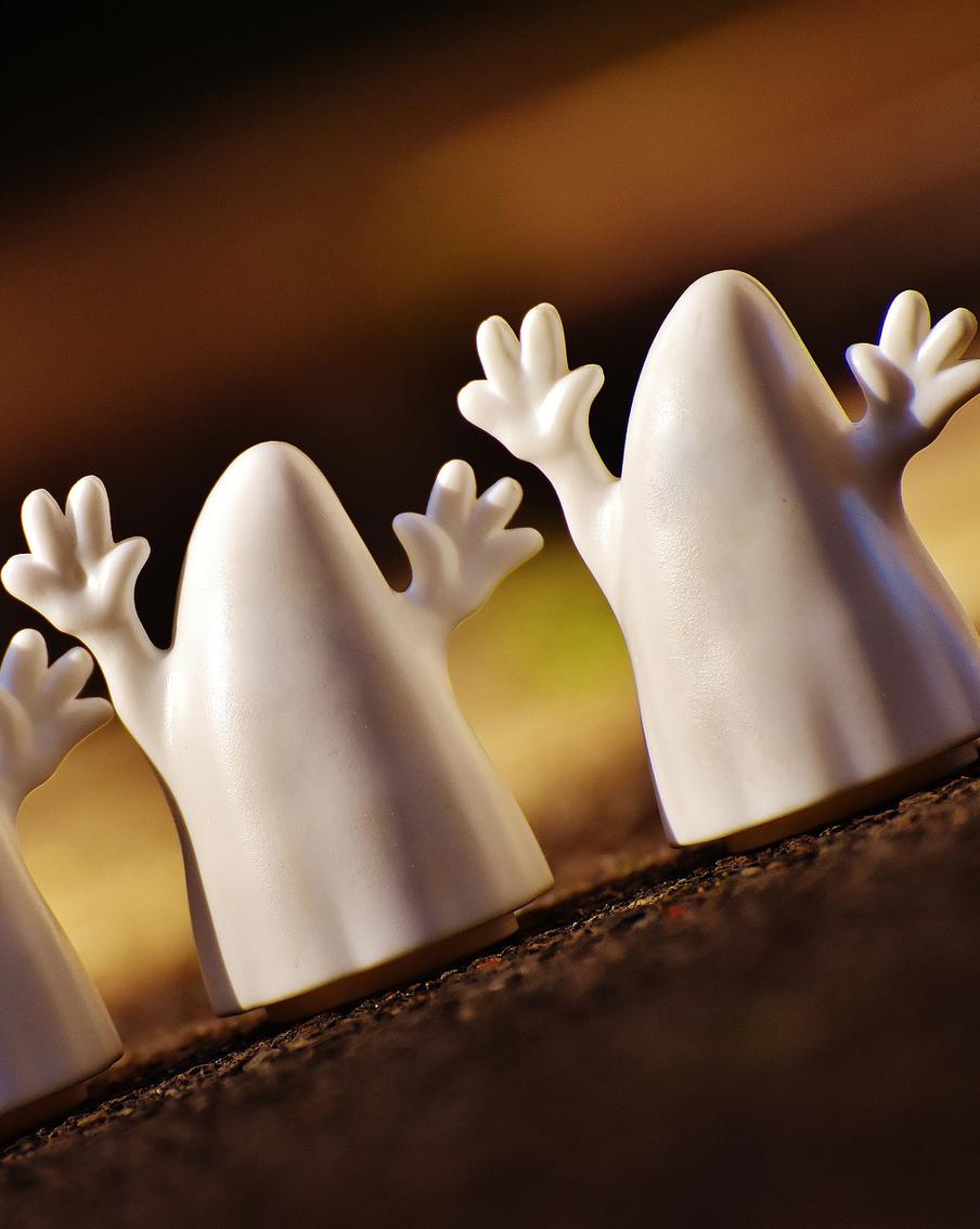 Кровавые гирлянды, жуткие скатерти и... колючая проволока. Как украсить свой дом к Хеллоуину на скорую руку