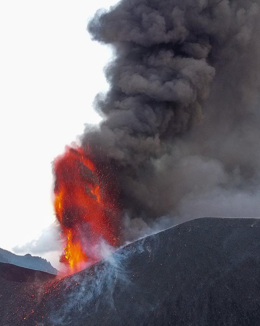 Пепел от извергающегося вулкана на Канарах покрыл дома и деревья: страшные кадры