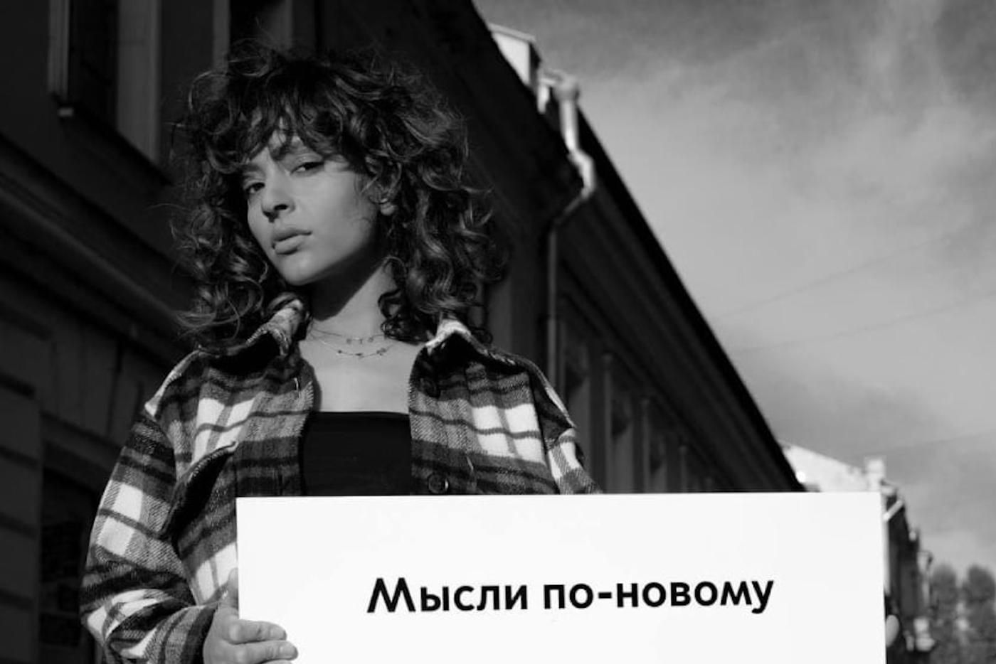 Выноси сор из избы и не терпи: психолог разобрал новую социальную рекламу против домашнего насилия