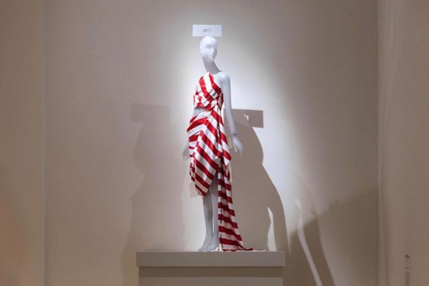 Экспонат выставки In America: A Lexicon of Fashion.