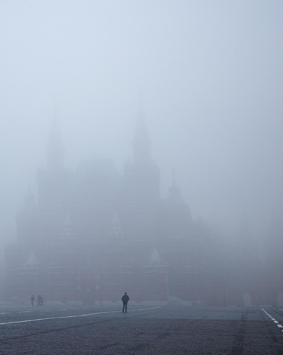 Густой туман поразил и насторожил жителей столицы, но совершенно не напугал синоптиков: яркие фотографии