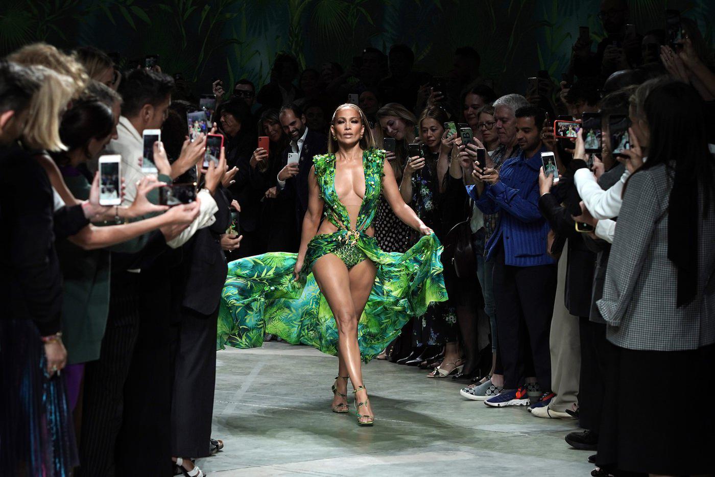 Дженнифер Лопес на показе Versace весна-лето – 2020.