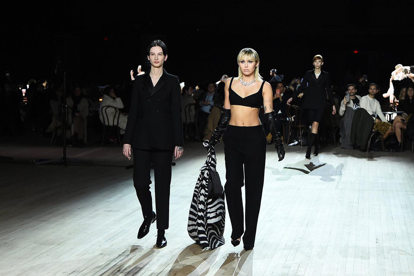 Майли Сайрус на показе Marc Jacobs осень-зима – 2020.