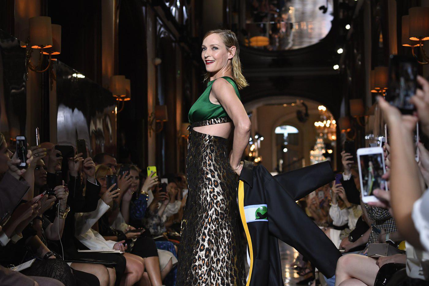 Ума Турман на показе круизной коллекции Miu Miu 2019.