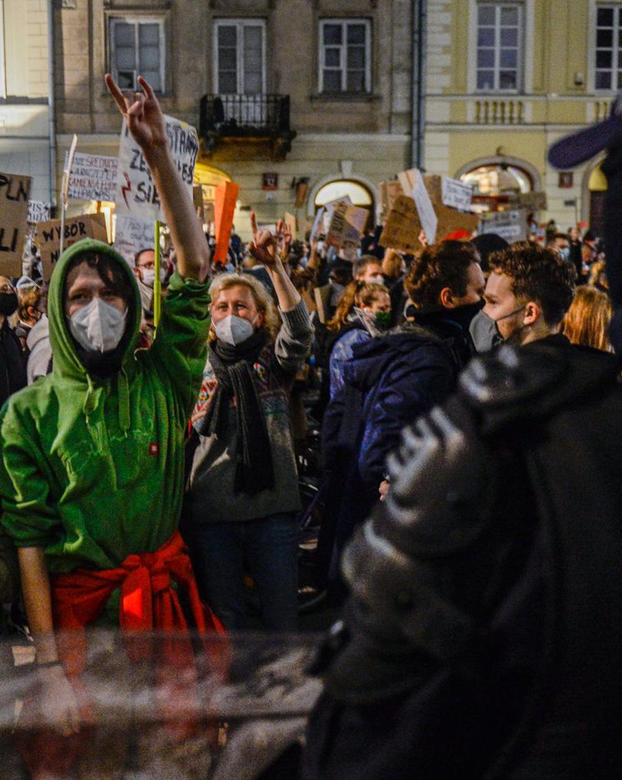 В Польше женщинам запретили делать аборт, что вызвало массовые акции протеста