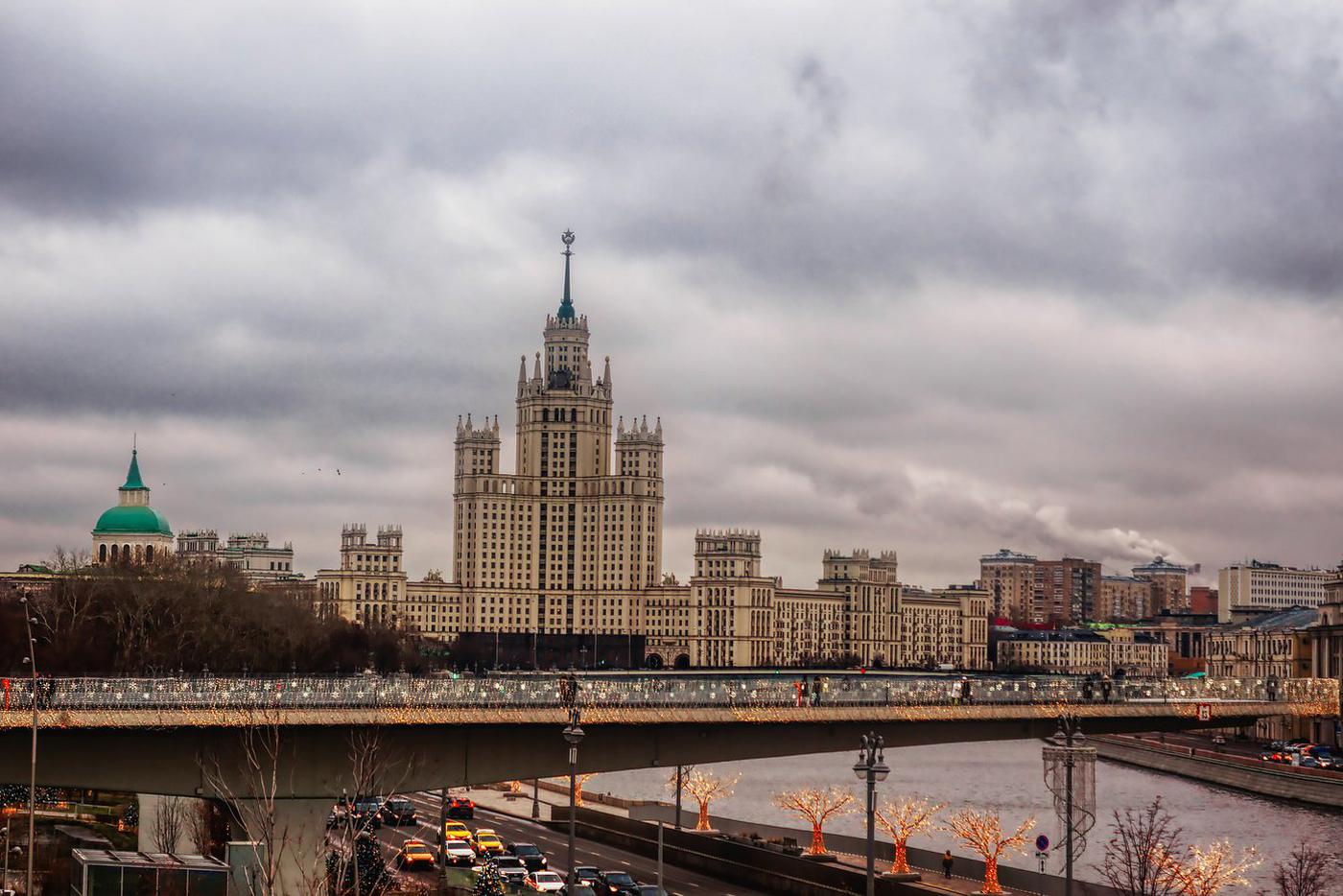 Ешьте хурму, сбавьте скорость: эксперты объяснили москвичам, как готовиться к зимовке