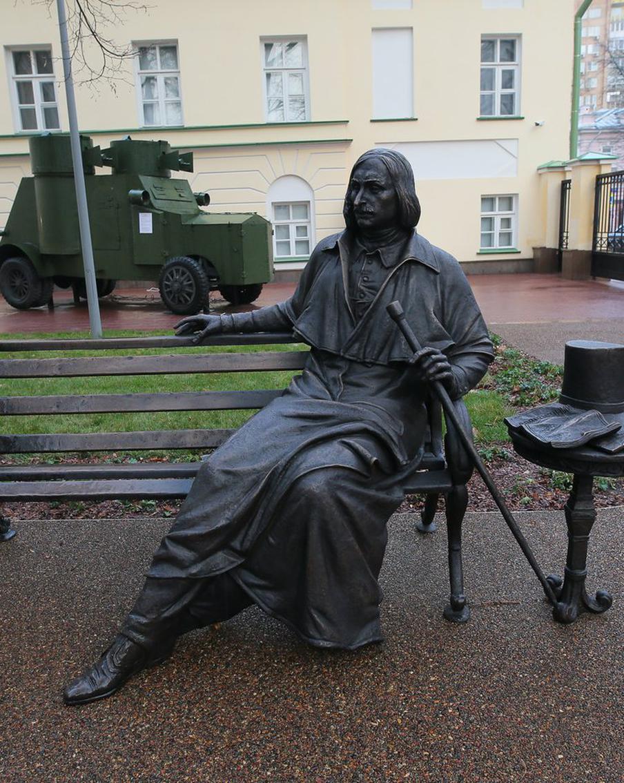 Гоголь и Булгаков оказались в одном дворе: в Москве открыли памятники великим писателям