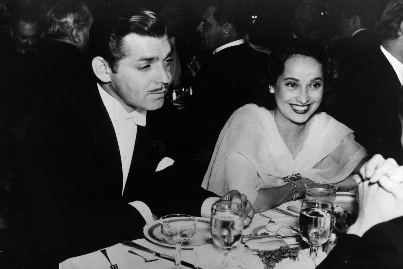 На этом фото, сделанном в 1939 году актёр запечатлён во время ужина с британской актрисой Мерл Оберон. На Гейбле чёрный смокинг. Комплект дополняет белая рубашка и белая же бабочка, которые практически сливаются в свете вспышки фотографа.