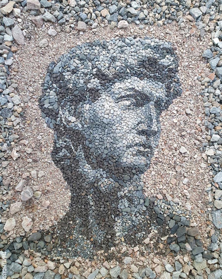 Скульптура Микеланджело "Давид" в галечном преображении.