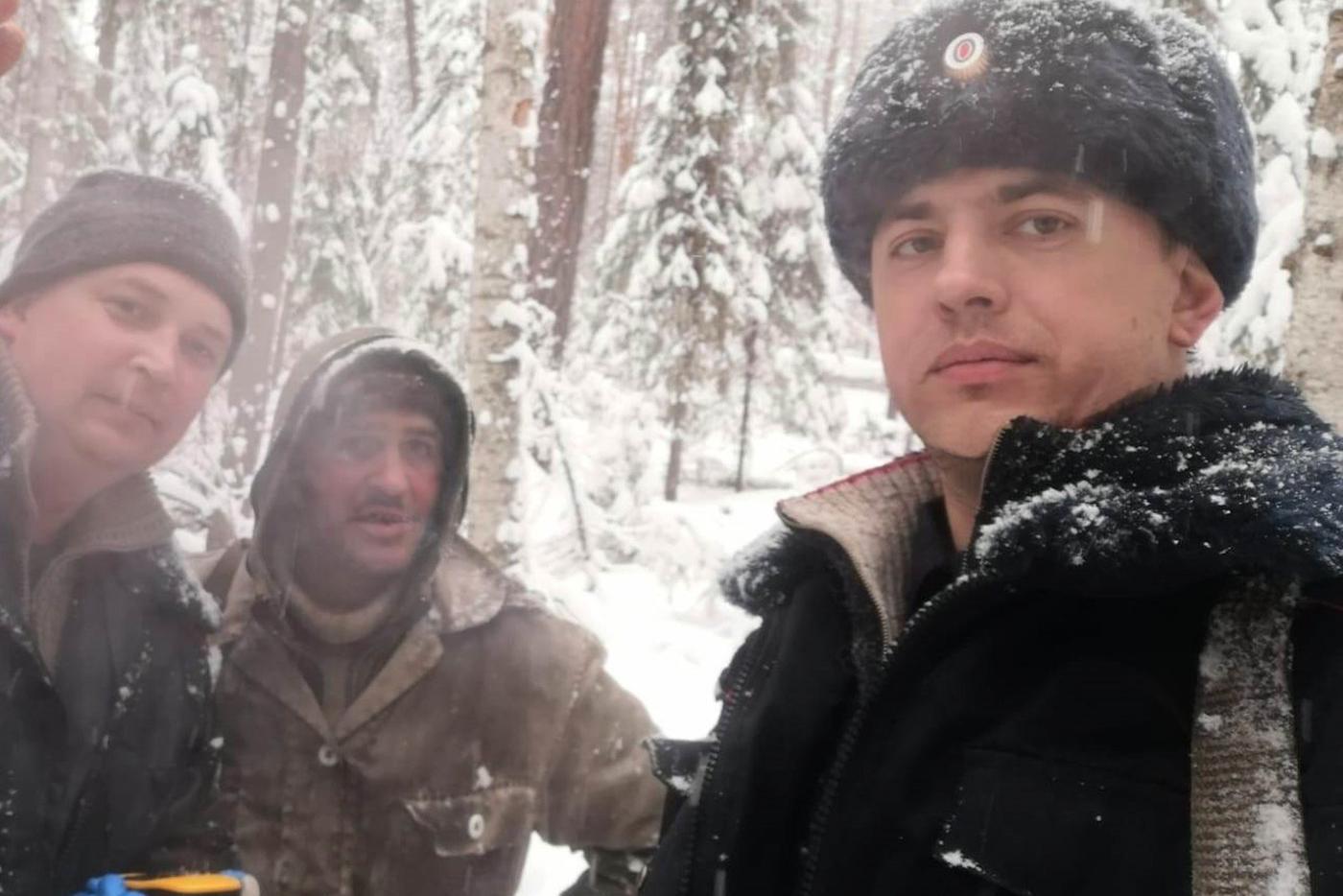 Полицейские спасли мужчину.