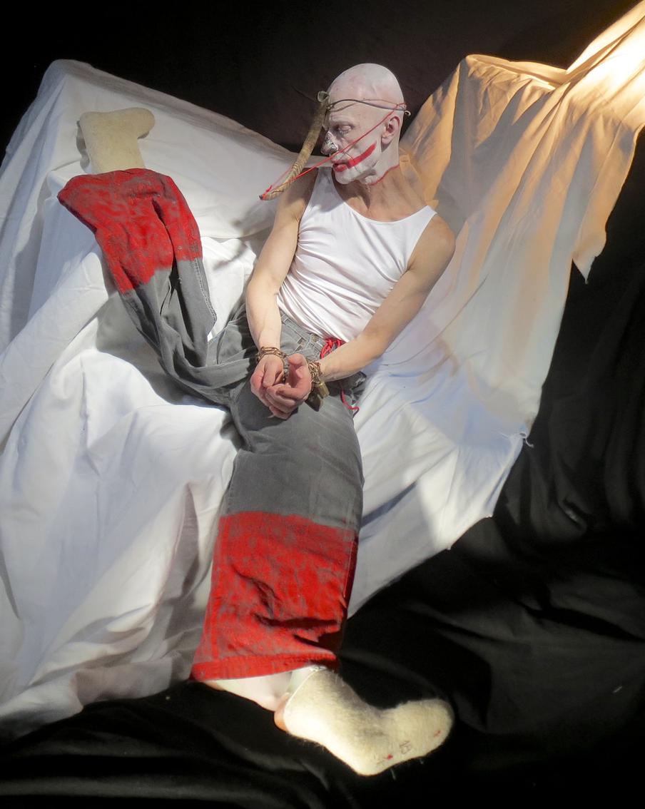 "Бывают и противные спектакли, которые высасывают мозги, время и деньги". Перформер рассказал об особенностях профессии и что в ней раздражает