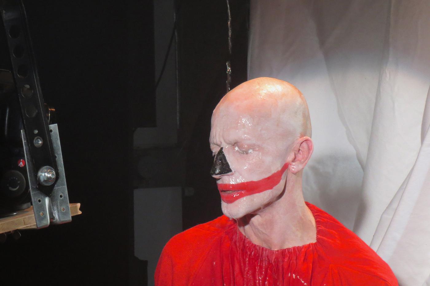 Перформанс - "событие, которое будет принадлежать этому дню и только этому вечеру. Оно вспыхнет, появится и исчезнет. И мы к этому готовы"