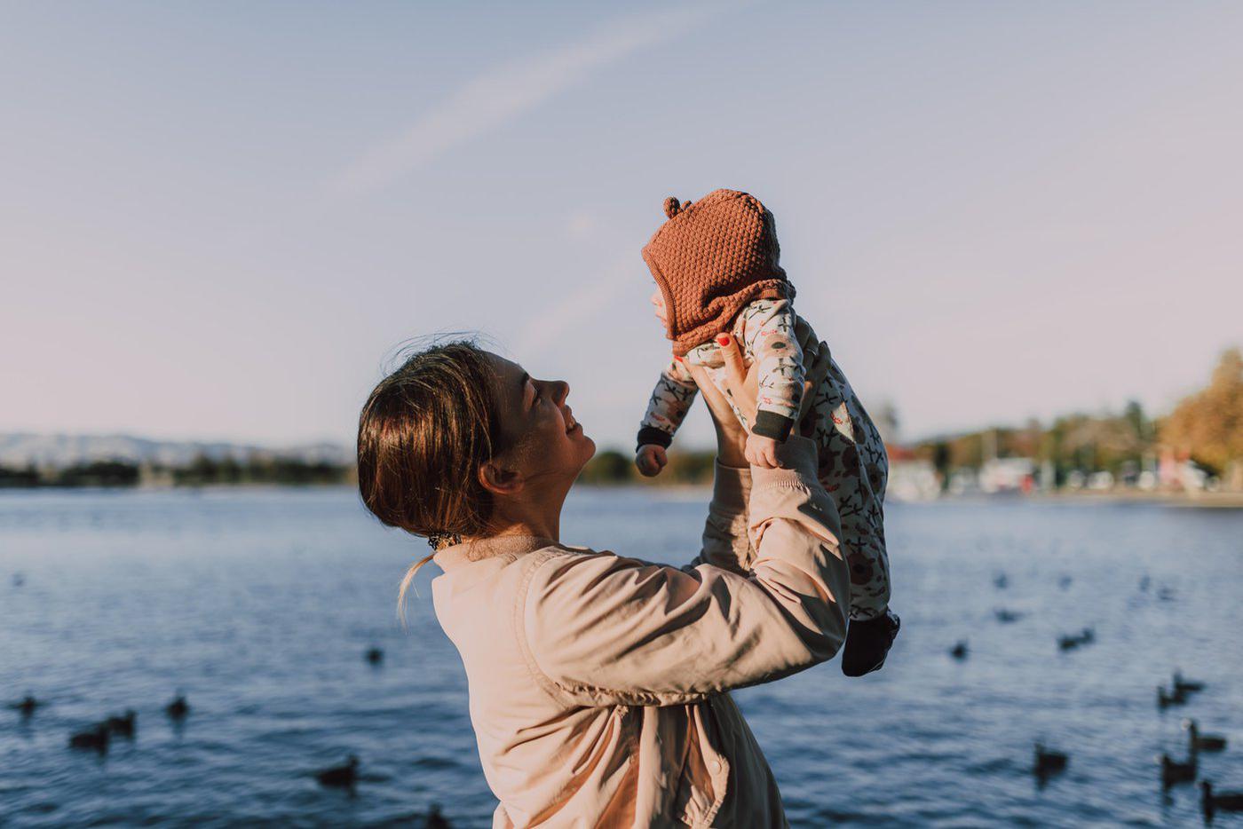 Как подготовиться к первой прогулке с малышом и одеться по погоде
