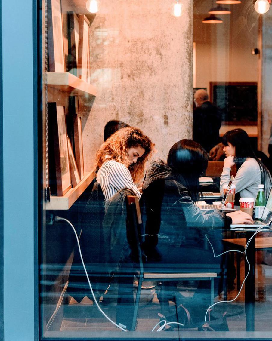 Как португальцы и россияне приспосабливаются к удалёнке, или куда понесли сотрудники кресла из офиса