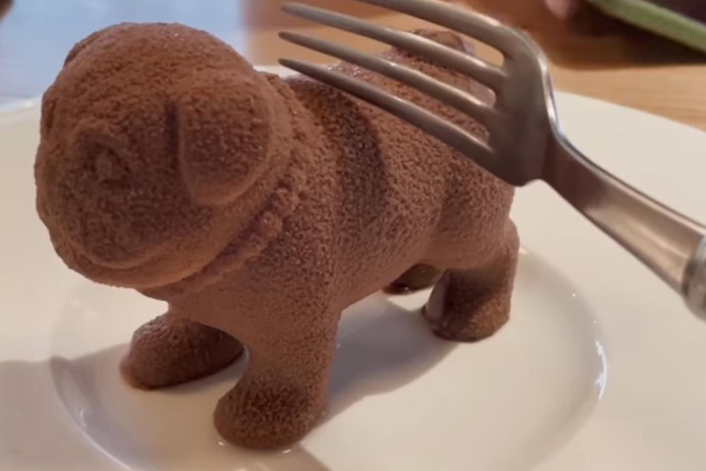 Шоколадный мопс поразил всех своими внутренностями. Кулинарный шедевр вызвал бурную реакцию пользователей Сети