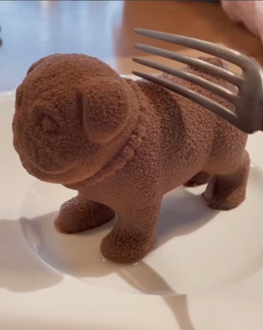 Шоколадный мопс поразил всех своими внутренностями. Кулинарный шедевр вызвал бурную реакцию пользователей Сети