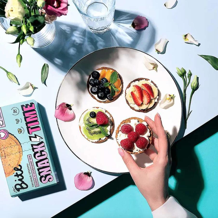 Для фотографий с руками часто приглашают специальных моделей.