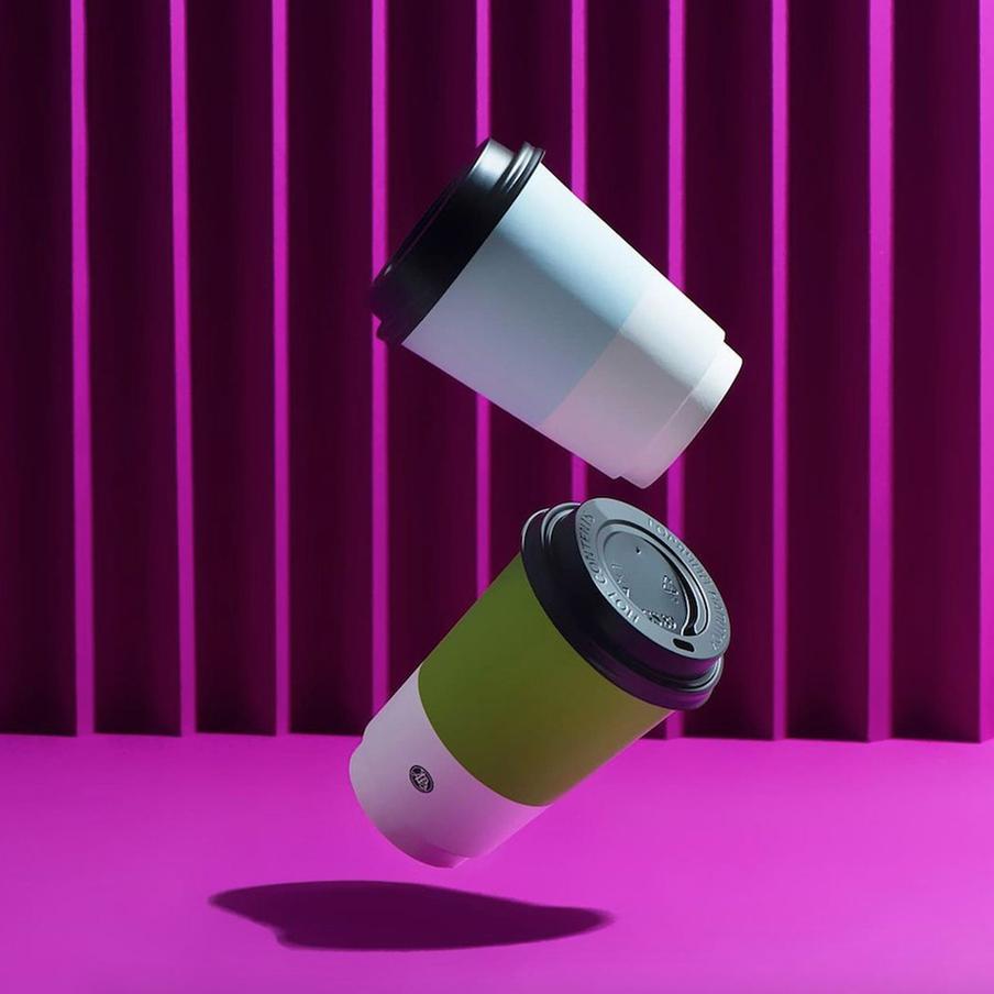 Даже стаканчики для кофе можно снять как арт-объект.