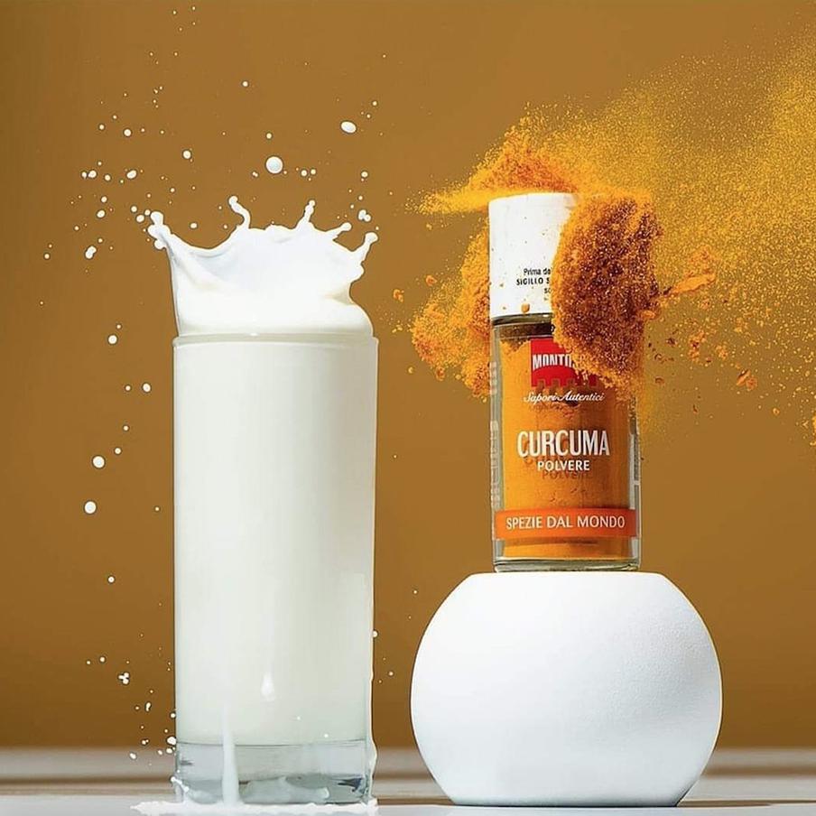 Сделать фото жидкости динамичней можно за счёт брызг.