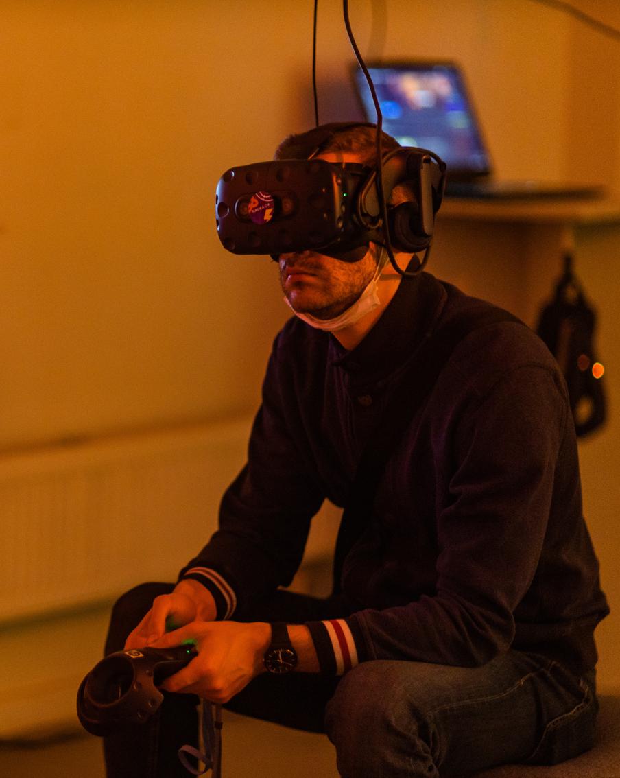 Трудности перевода и боли в спине: VR-фестиваль в Москве озадачил журналиста