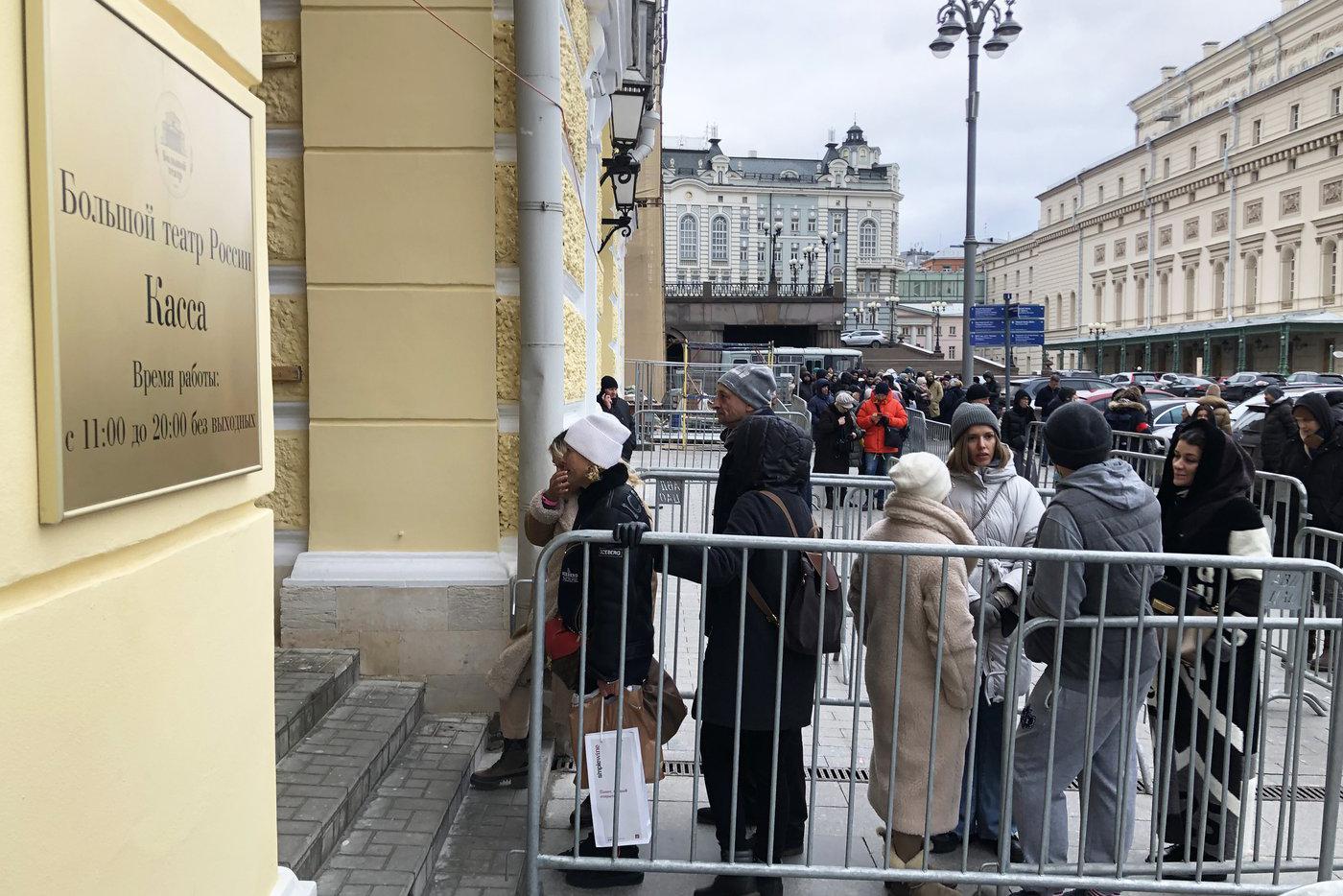 Очередь в театр. Очередь за билетами в большой театр на Щелкунчика. Очередь за билетами в большой театр на Щелкунчика 2022. Очередь на Щелкунчика за билетами в большой.