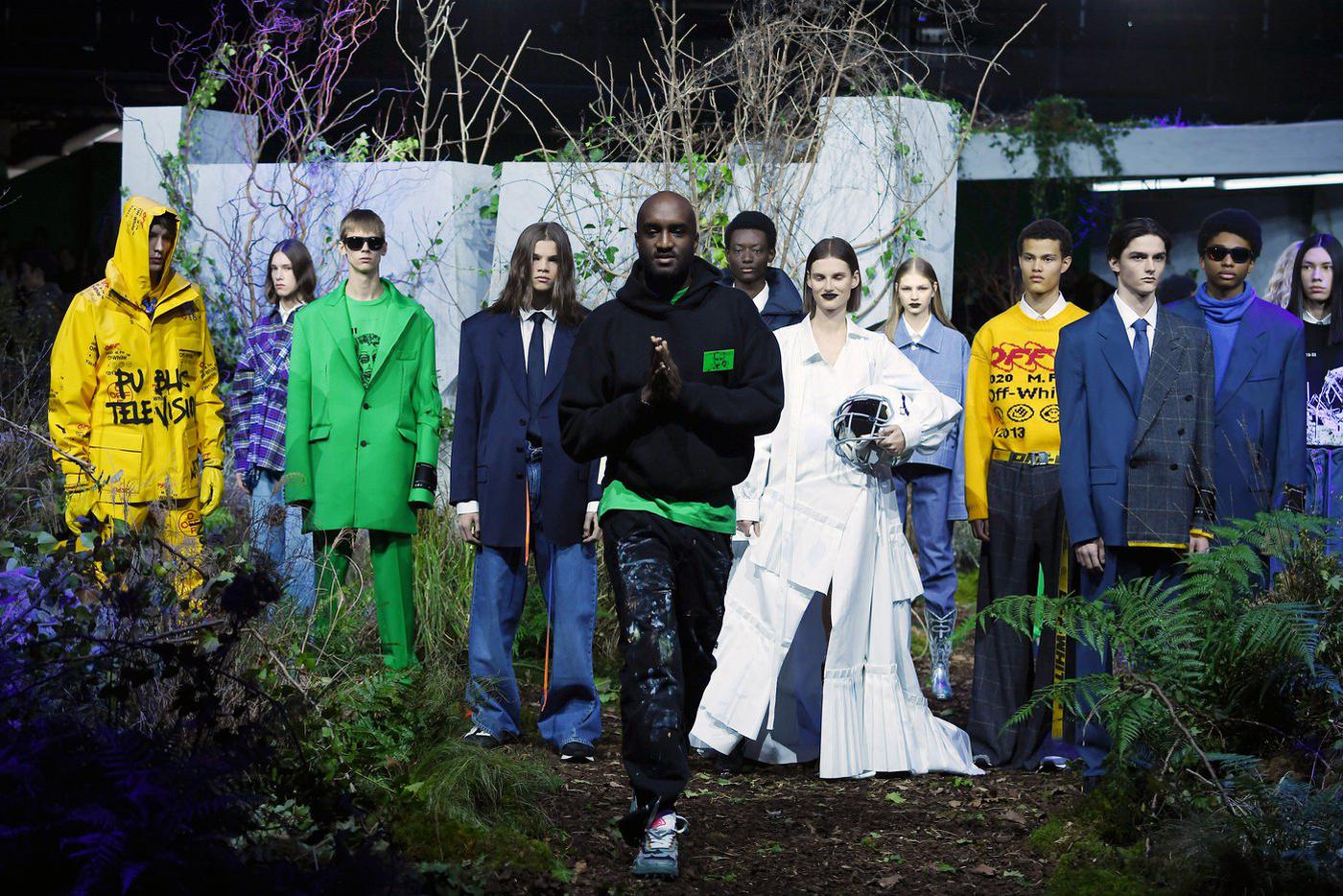 Дизайнер в финале шоу Off-White осень-зима – 2020.