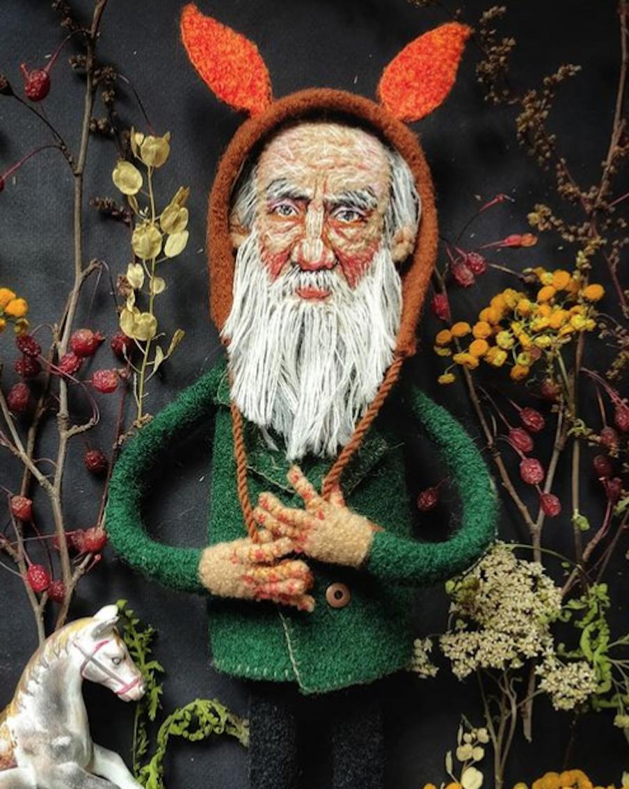 "Мне всегда нравилось наряжать кукол в другие наряды. Поэтому Лев Николаевич будет в шапке лиса".