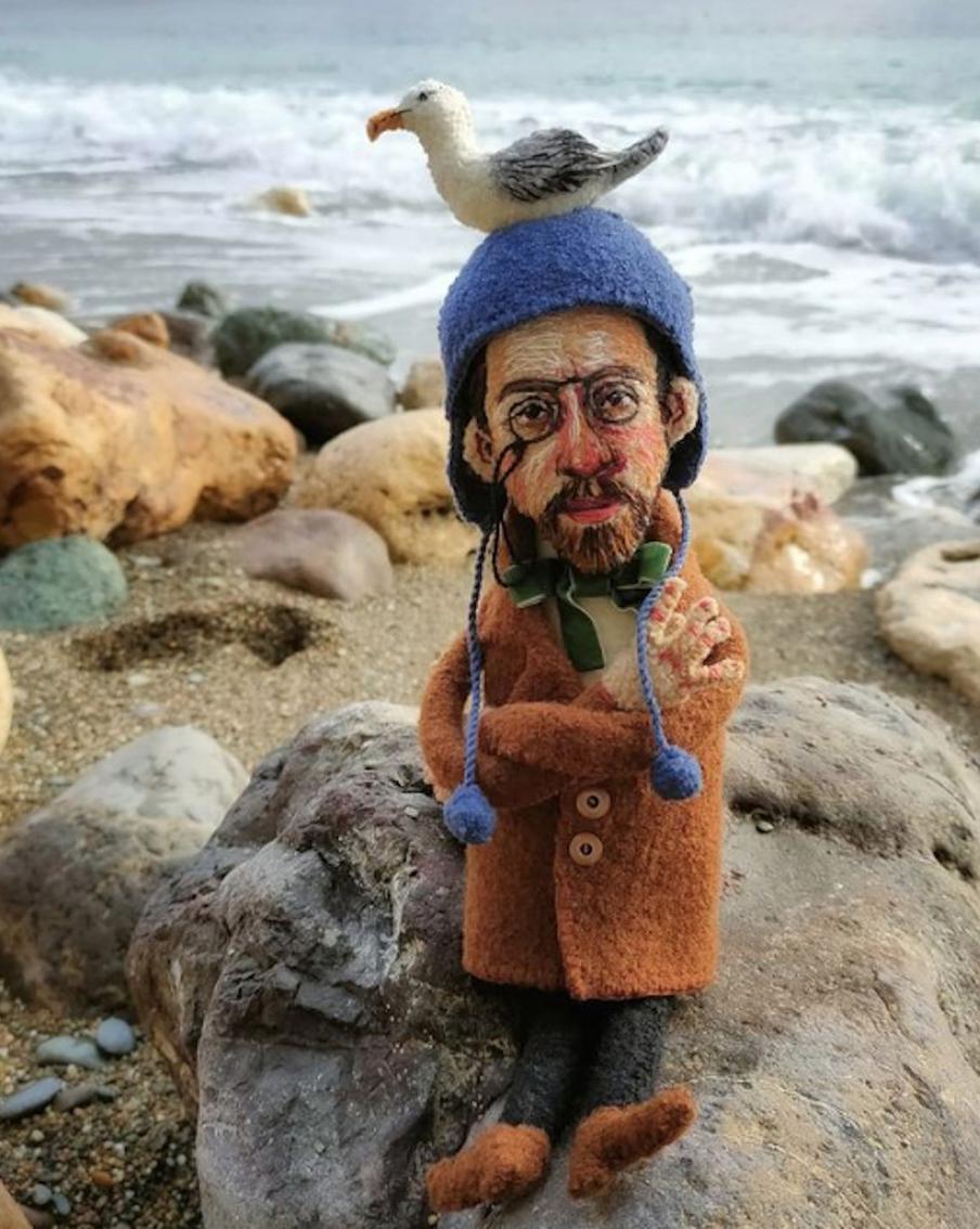 "Конечно, шапку можно и снять, но это когда ты серьёзный человек. А пока Антоша побудет в шапке с чайкой".