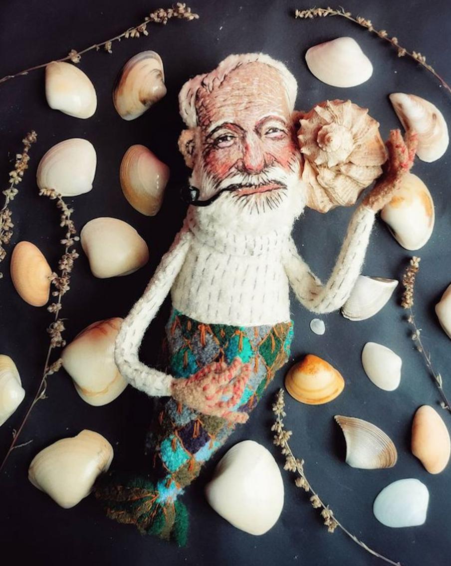 "Идея сшить Хемингуэя с хвостом рыбы пришла ко мне под впечатлением от его новеллы «Старик и море». Один такой русал Хэм уже где-то плавает".