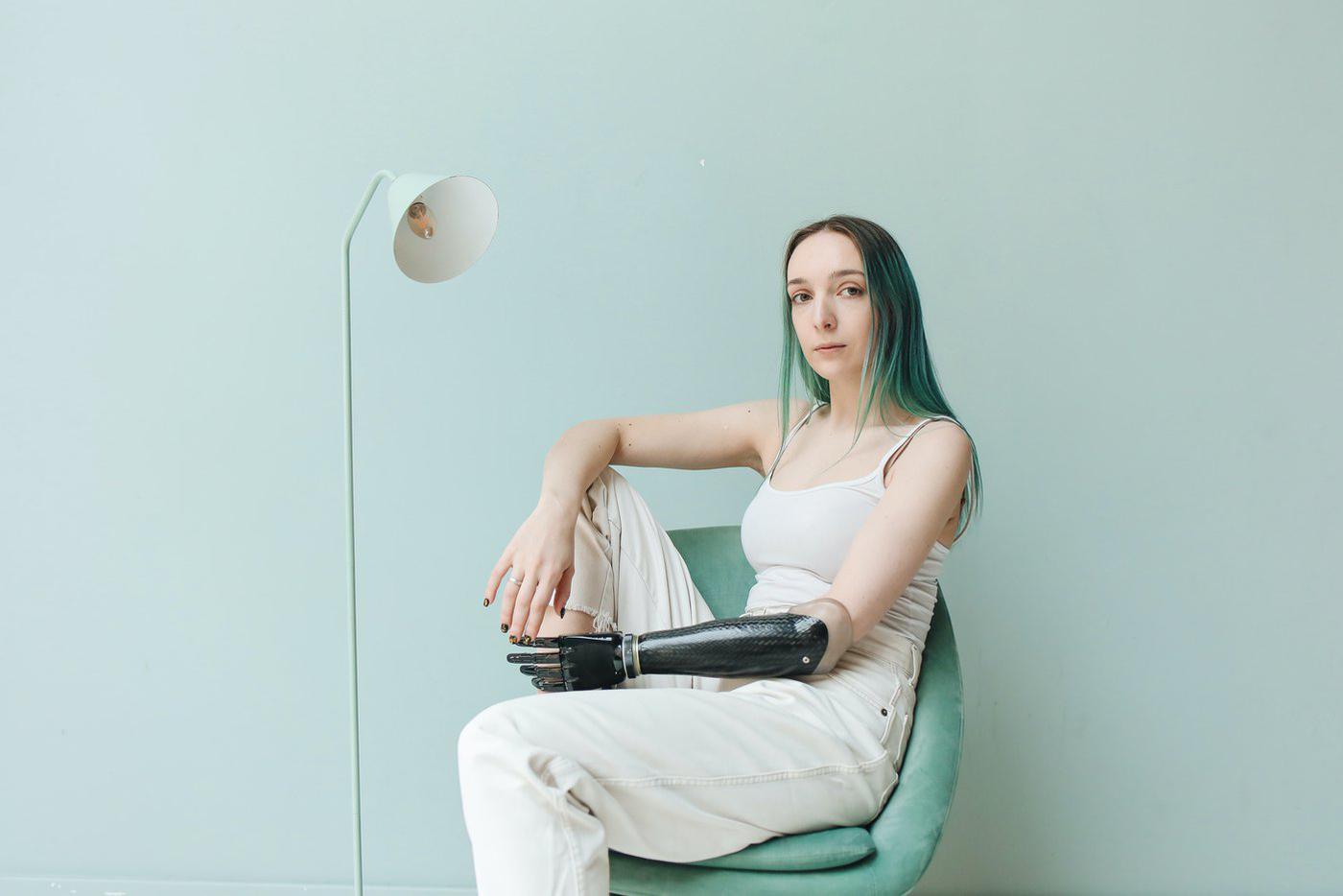 Косметика для всех: Бьюти-бренды делают продукты для людей с ограниченными возможностями