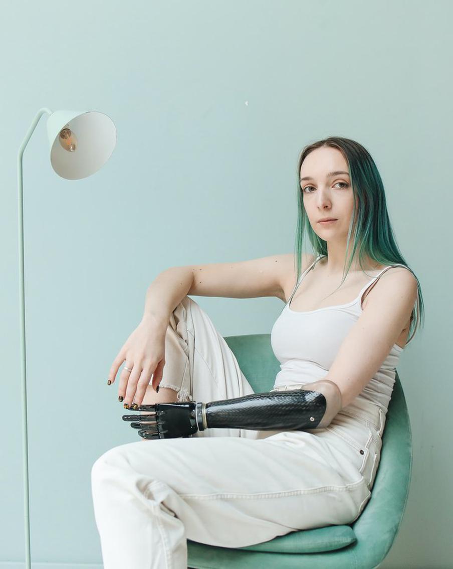 Косметика для всех: Бьюти-бренды делают продукты для людей с ограниченными возможностями